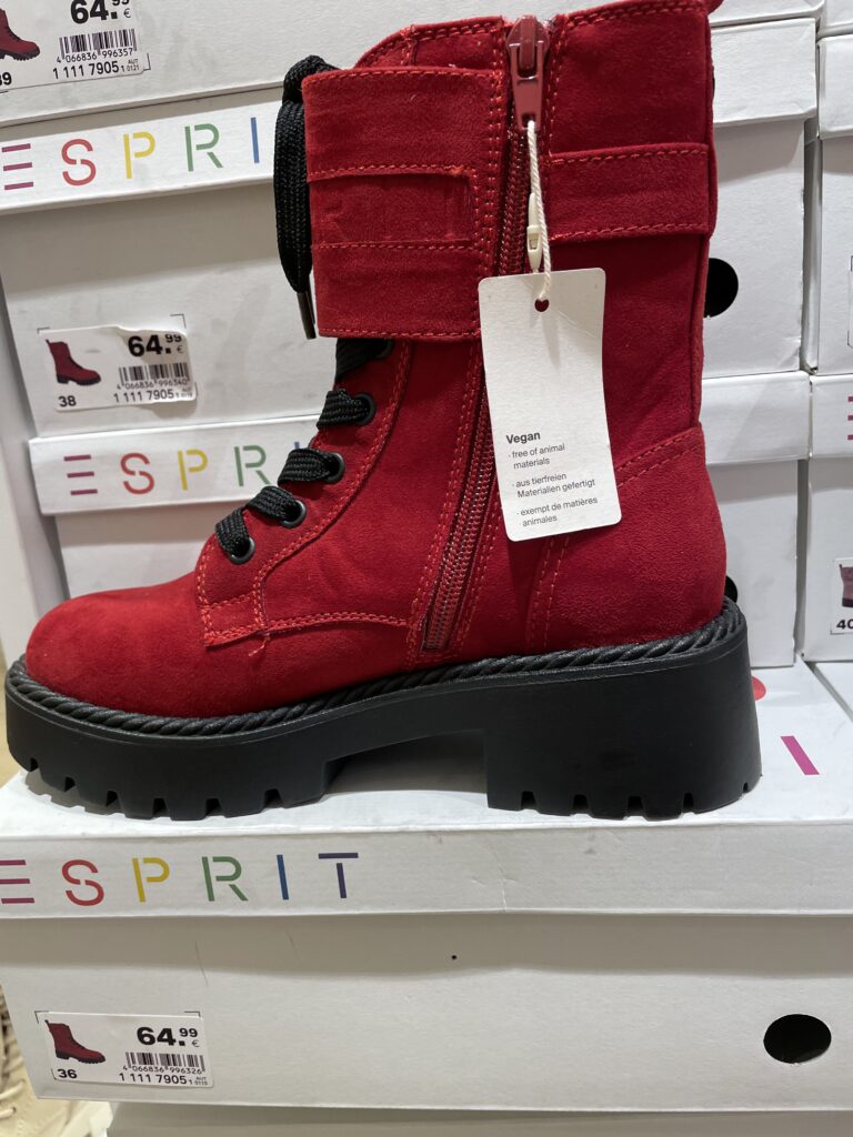 Rote Esprit Stiefel im schuhegeschäft mit dem Vegan Logo schild Winter Herbst Stiefel Absatz 