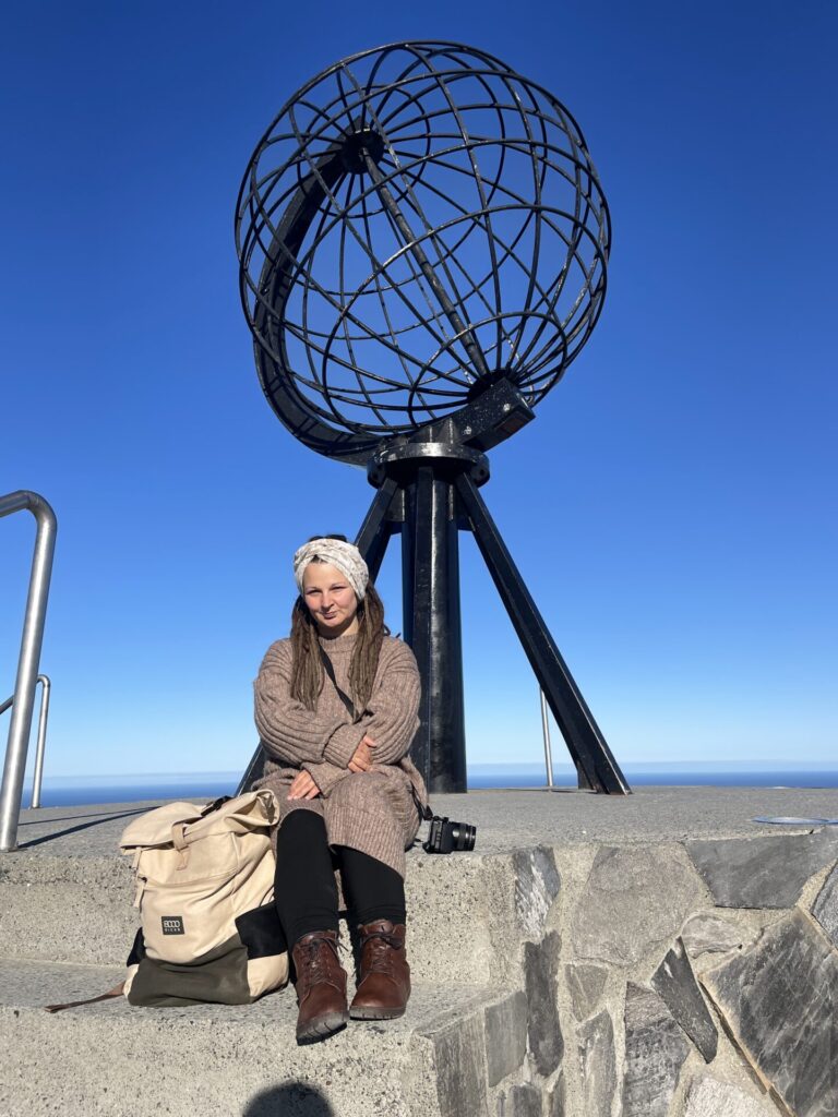 Hippie Frau mit dreads haarband , rucksack QUINTIC Winter Vegan Nut schuhen am nordkapp in norwegen und barfussschuhen und hanf rucksack 