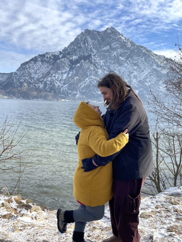 hippie paar in österreich im winter mit bunten  veganen dogo schuhen 