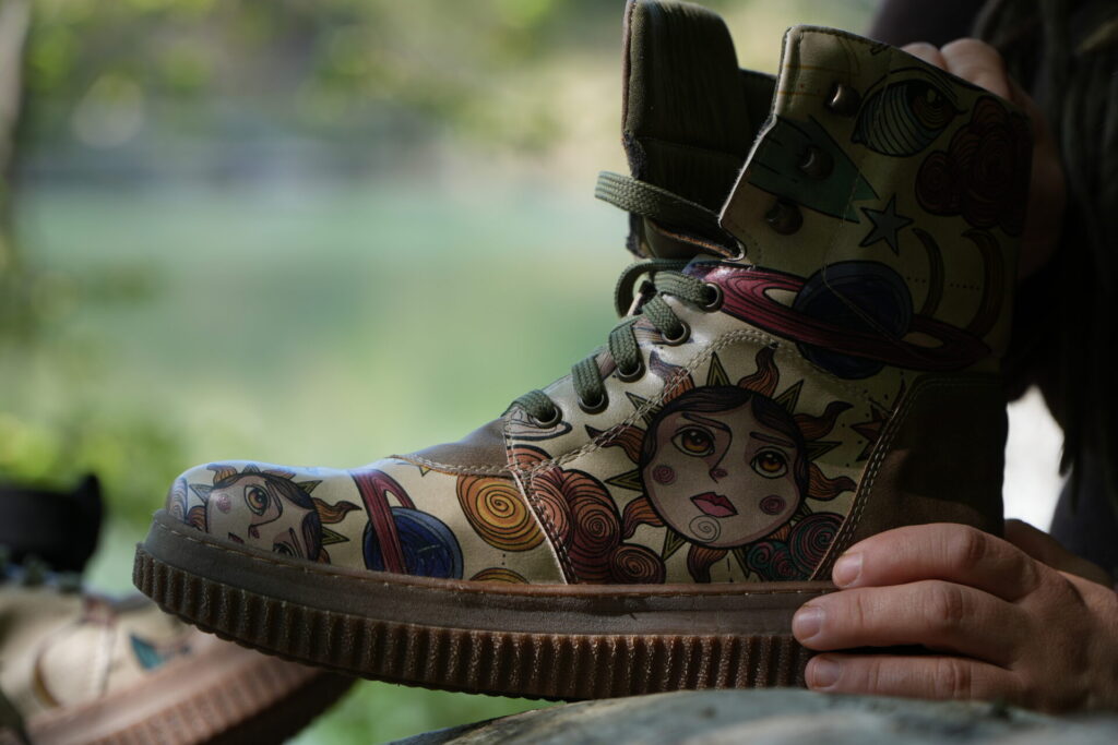 seitliche ansicht von dogoschuhen sonne braun stiefel schuhe sneaker vegan rein pflanzlich tierleidfrei ohne leder 