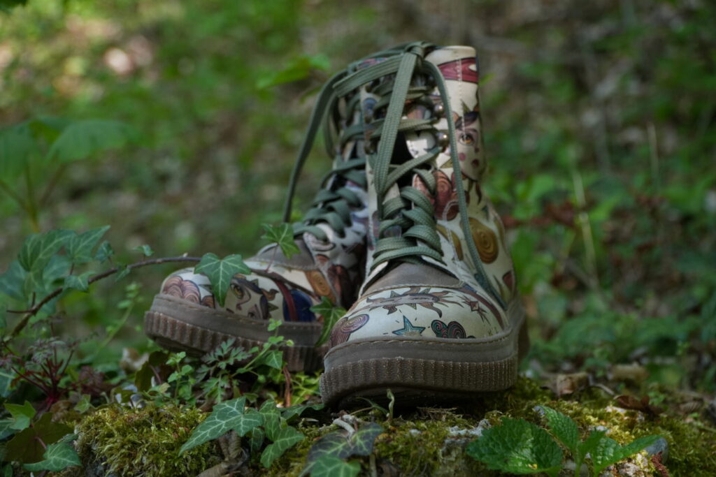 vegane dogo sneaker stiefel boots in der natur mit efeu umringt 